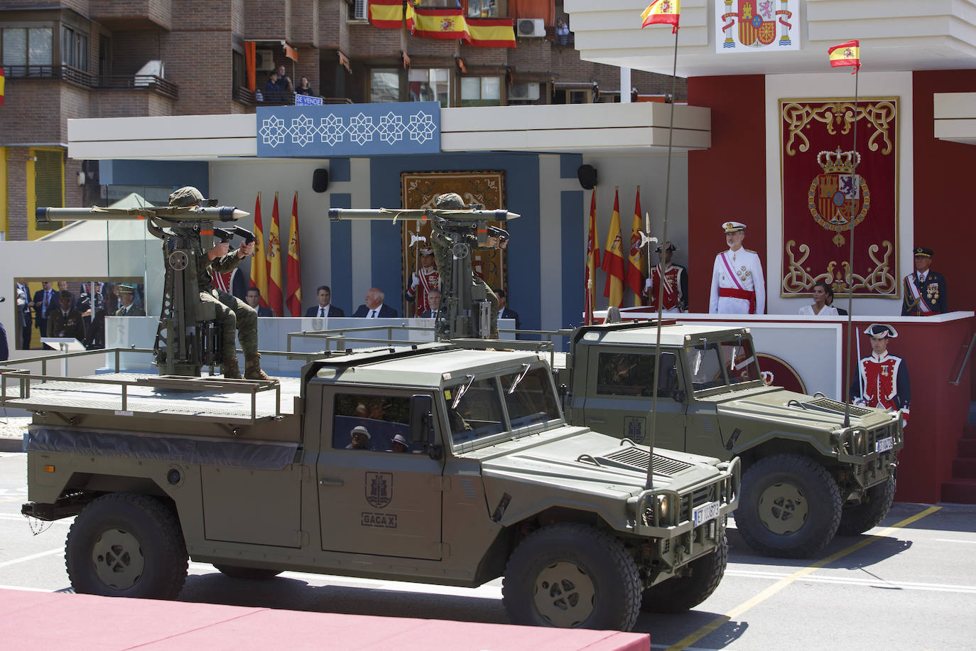 Los Reyes presiden el desfile de Día de las Fuerzas Armadas