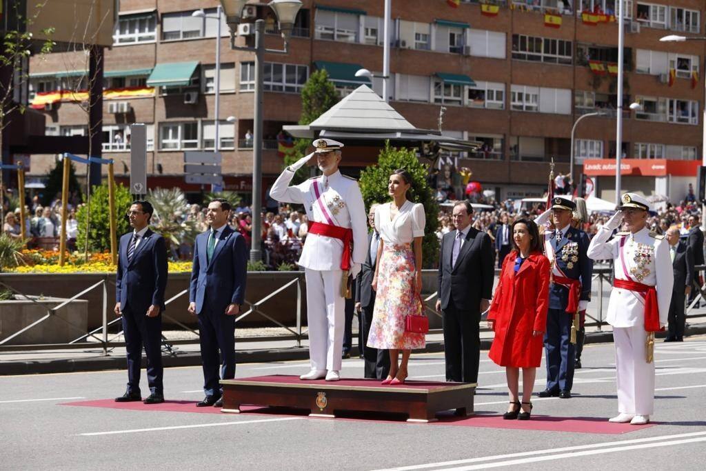 El Felipe VI y la Reina Letizia, acompañados por el presidente de la Junta de Andalucía, Juanma Moreno, participan en el desfile del Día de las Fuerzas Armadas