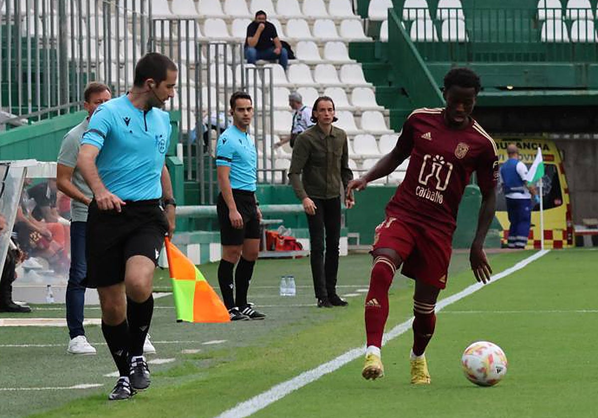 Adilson conduce el balón durante su visita con el Badajoz a El Arcángel