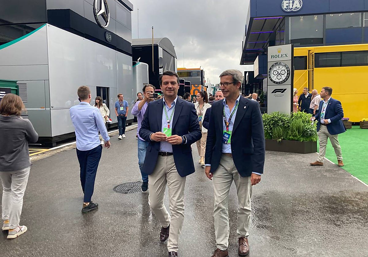 El alcalde de Córdoba, José María Belido, y el consejero de Industria, Jorge Paradela, este sábado en Barcelona