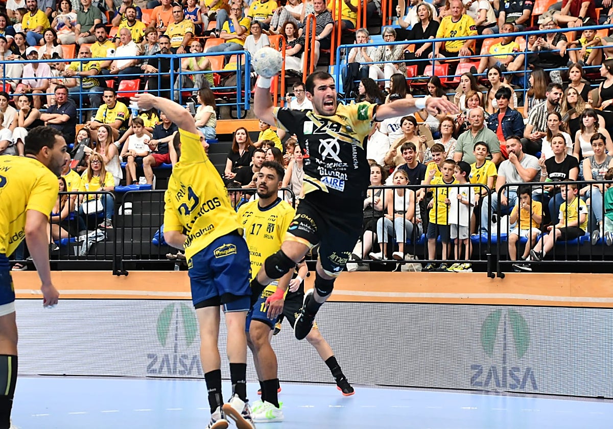 Arsenashvili realiza un lanzamiento a portería durante el partido