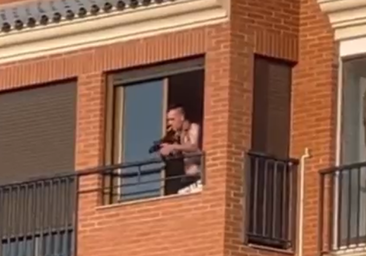 Un hombre se atrinchera en su casa y amenaza con un fusil de balines a un grupo de niños en Castellón