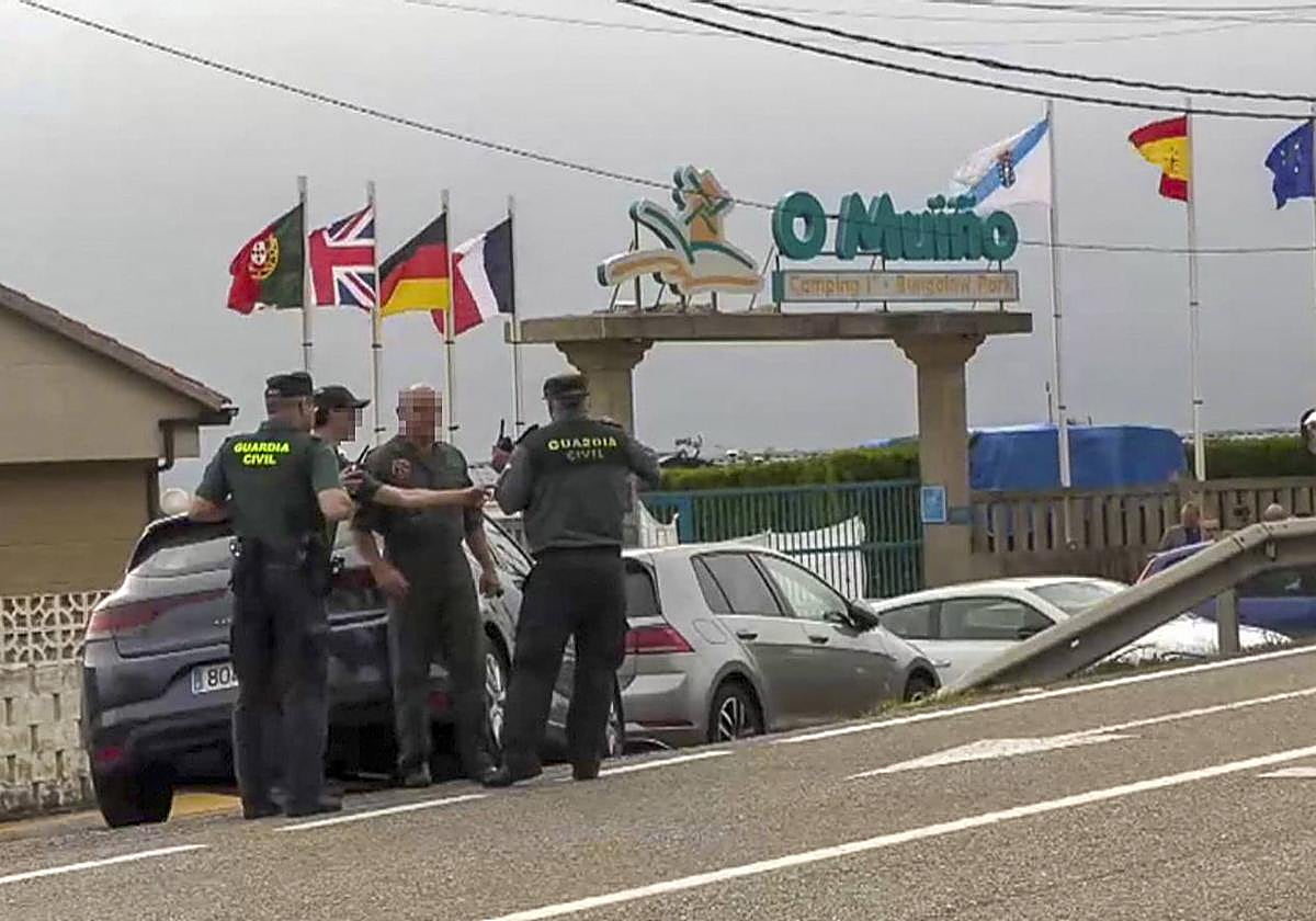 Miembros de la Guardia Civil, en la puerta del cámping de Oia