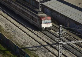 Retrasos y cambios de ruta en Cercanías por un tren que se ha salido de la vía entre Atocha y Recoletos