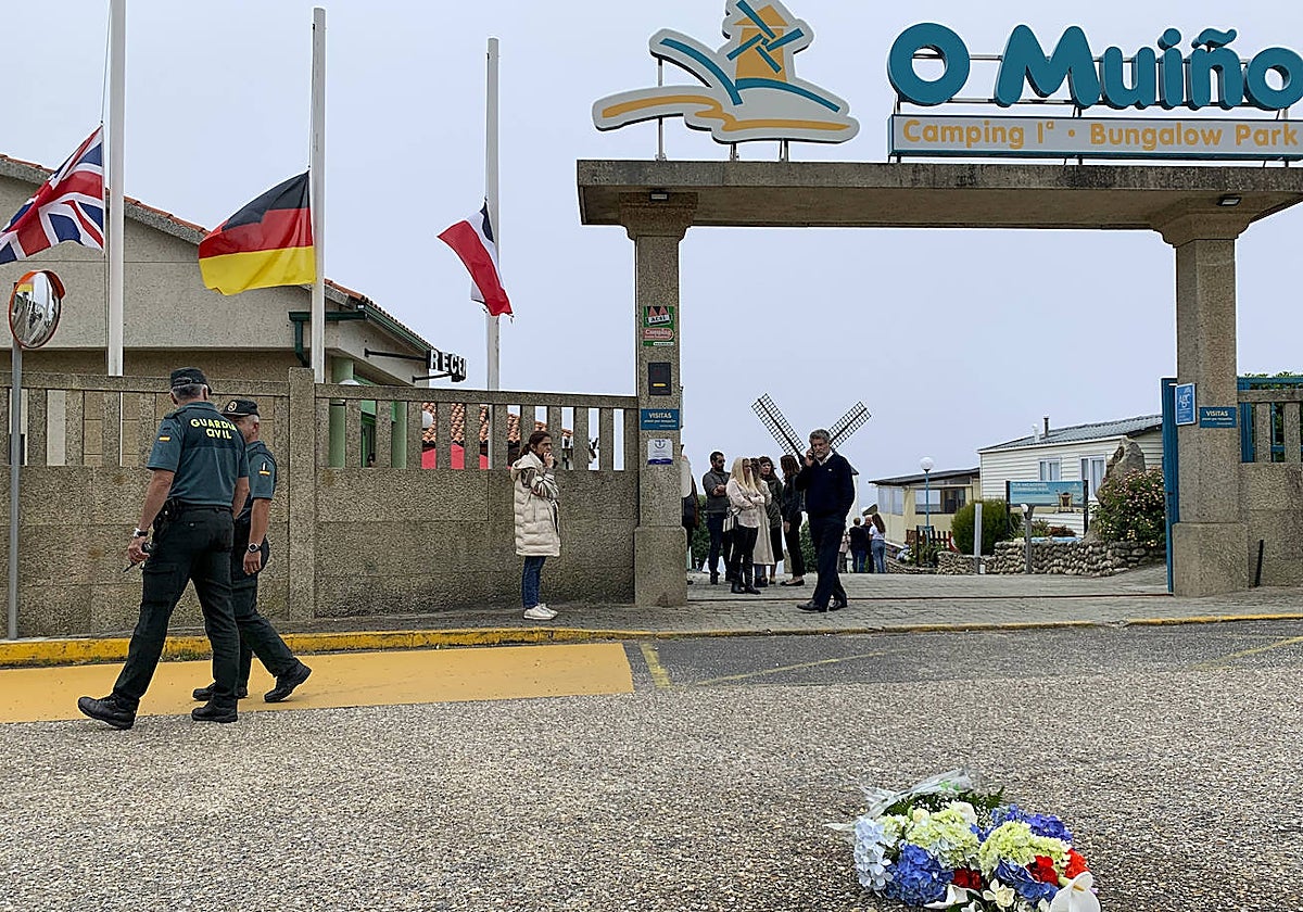 Flores en el punto en el que Vanesa perdió la vida