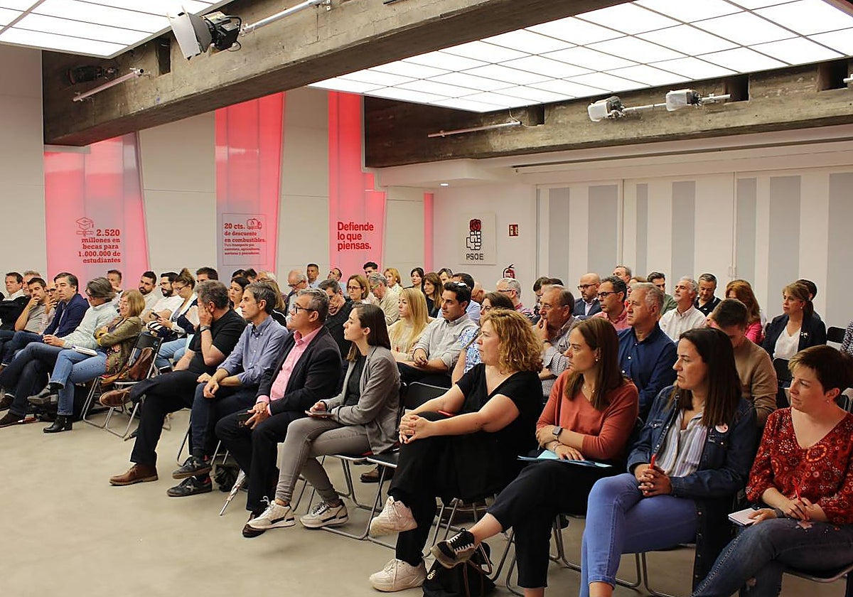Alcaldes del PSOE en Madrid y otros cargos municipales, durante su reunión en Ferraz tras el 28M con el secretario general Juan Lobato