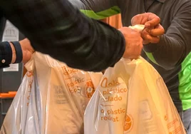 Consum pone en marcha un nuevo servicio de recogida de bolsas de plástico para sus clientes online