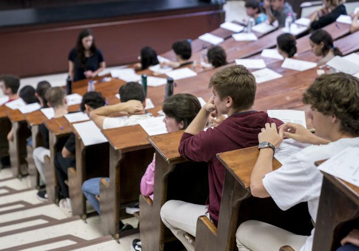 Varios alumnos antes de comenzar uno de los exámenes de las pruebas de acceso a la universidad