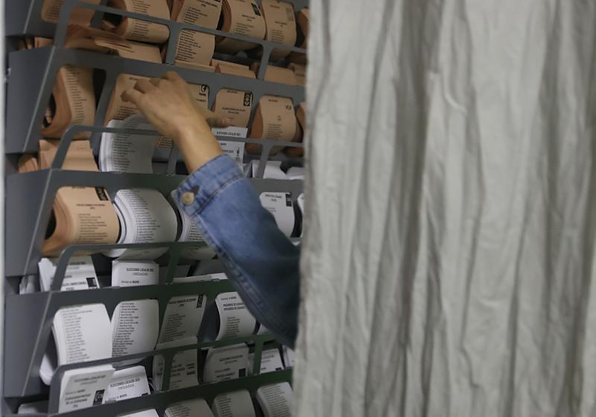 Una cabina con papeletas electorales dispuestas en la jornada del 28M, en Madrid