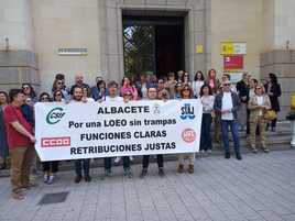 CSIF, STAJ, CCOO, y UGT se concentran en Albacete para pedir reconocimiento de funciones de trabajadores