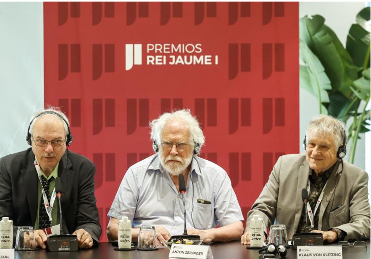 Los Premios Nobel de Física 2022, Anton Zeilinger (c), Química 2022, Morten Meldan (i) y Física 1985, Klaus Von Klitzing (d), jurados de los Premios Rei Jaume