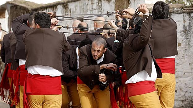 Imagen de la Danza de las Espadas de Obejo