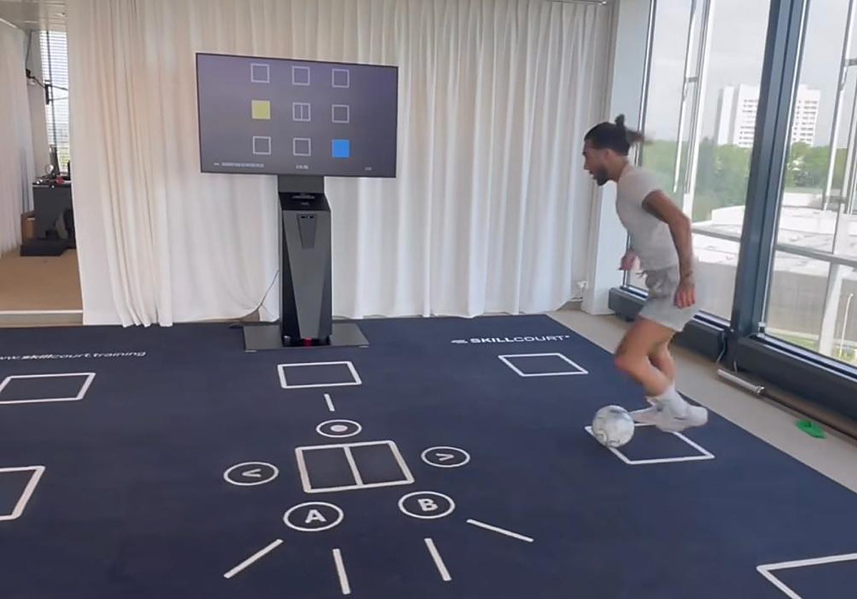 Dragisa Gudelj se ejercita en solitario tocando balón