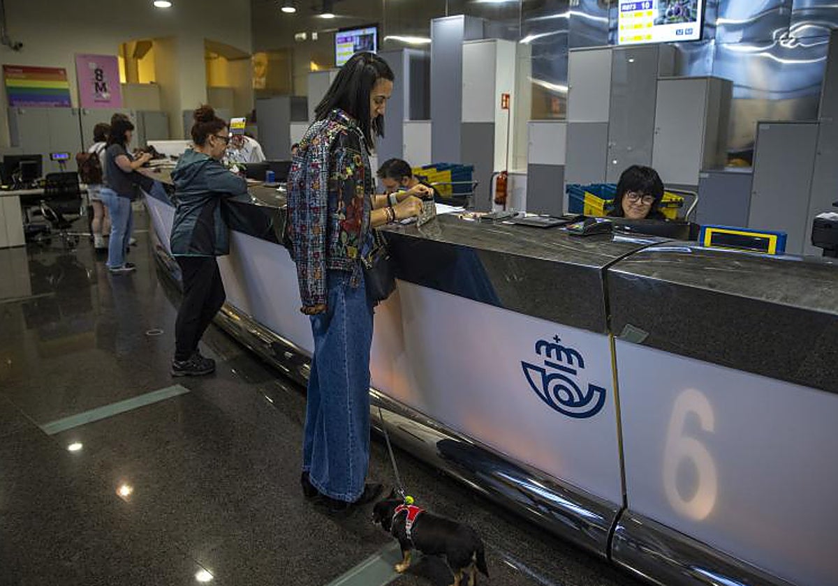 Una mujer en una oficina de Correos en Madrid