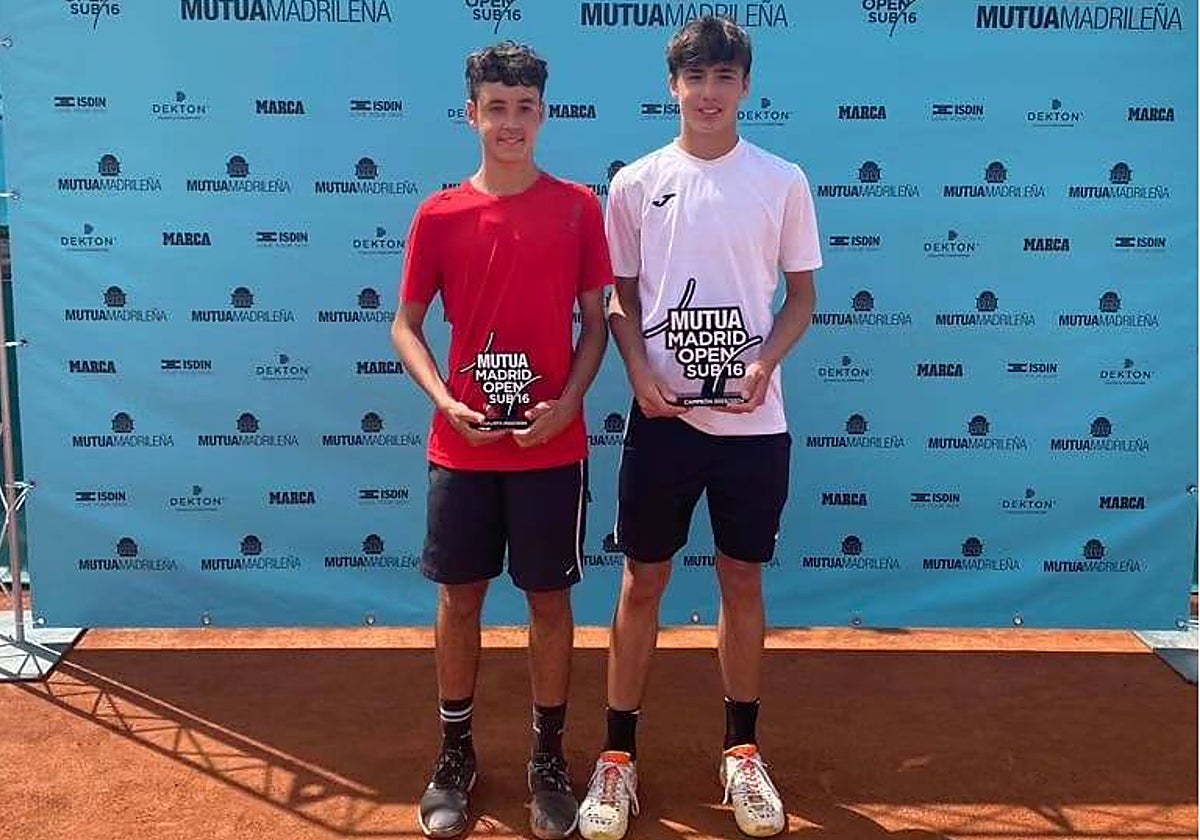 Maxi y Quique posan con sus trofeos conseguidos en el Mutua Madrid Open sub-16 de Pamplona