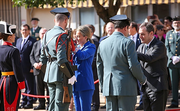 Imagen principal - La alcaldesa de Toledo, Milagros Tolón, y el delegado del Gobierno en Castilla-La Mancha, Francisco Tierraseca, entregan medallas con distintivo blanco. El guardia civil con más condecoraciones de la Comandancia de Toledo portó la bandera nacional durante el acto. El general Francisco Javier Cortés charla con el concejal electo y posible nuevo alcalde de Toledo  