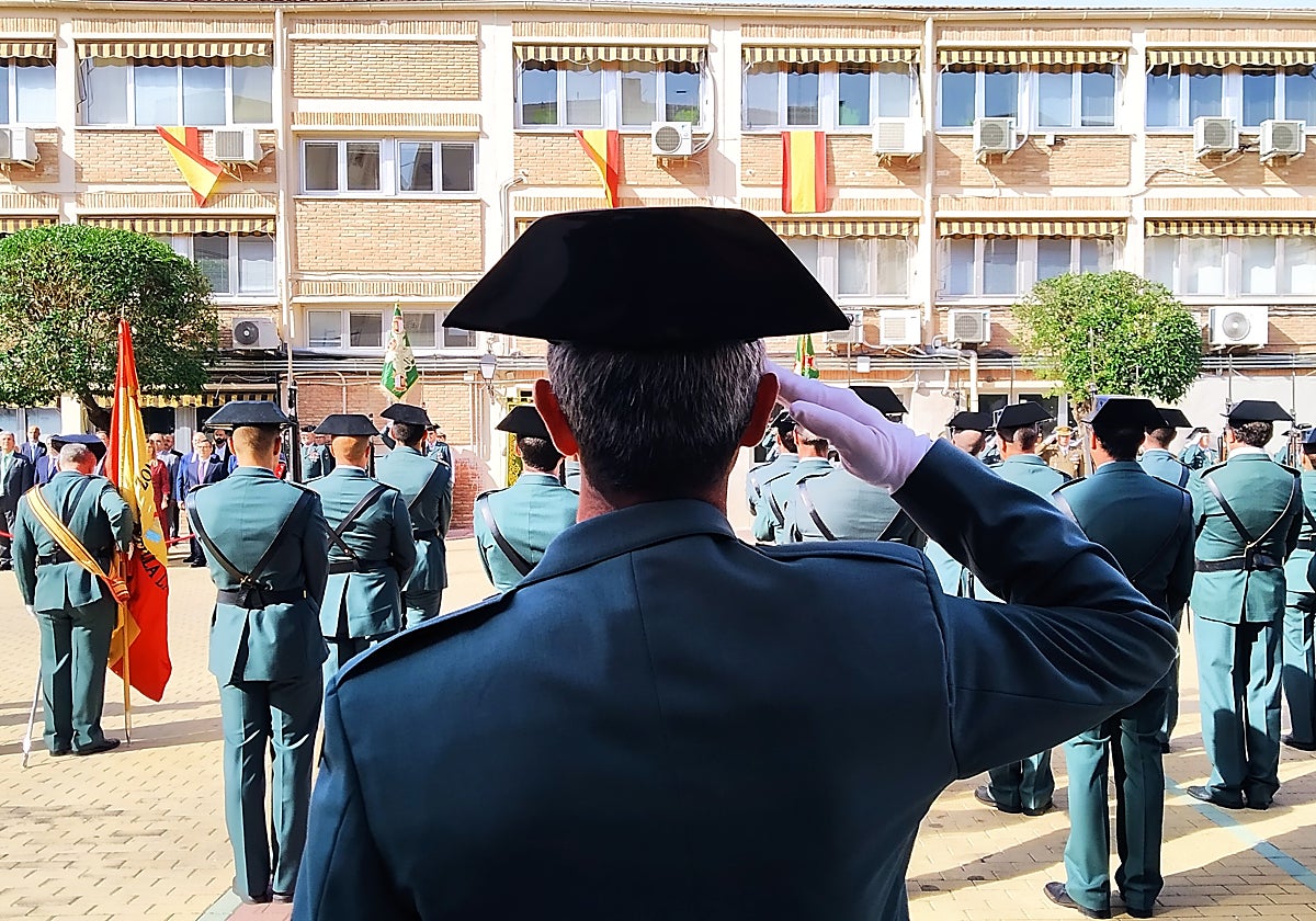 Un guardia civil saluda a la bandera de España durante el acto de esta mañana