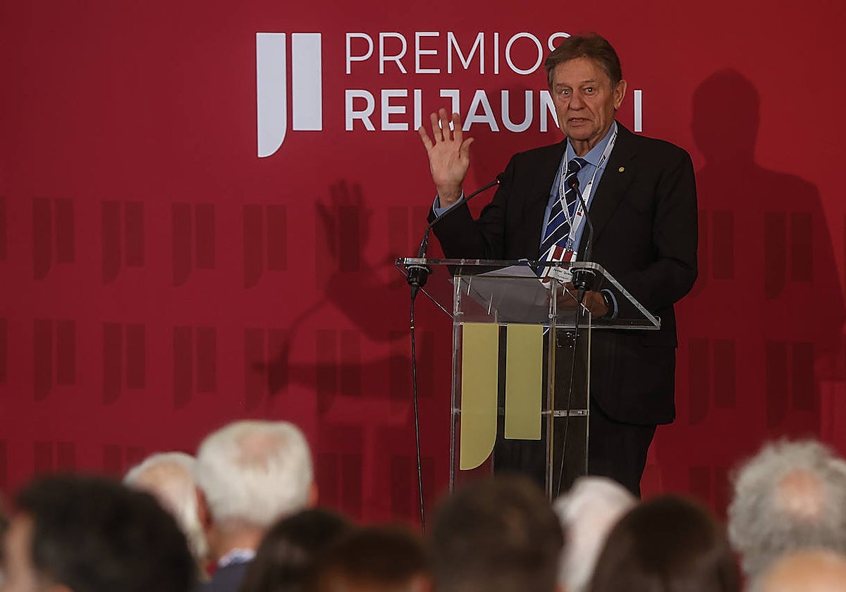 Imagen del presidente ejecutivo de los Rey Jaime I, Javier Quesada, durante la deliberación del jurado