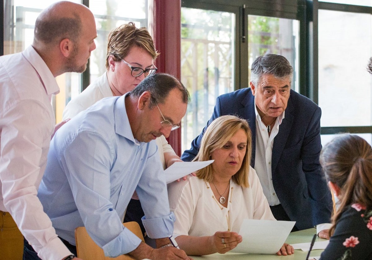 El alcalde de Hinojosa, Matías González, con chaqueta en un cartel electoral