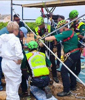 Imagen secundaria 2 - Fotografías de las labores que la Guardia Civil está desarrollando en la finca donde ha encontrado huesos
