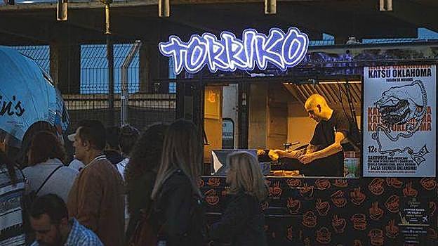 Una de las hamburgueserías participantes en su 'food truck'
