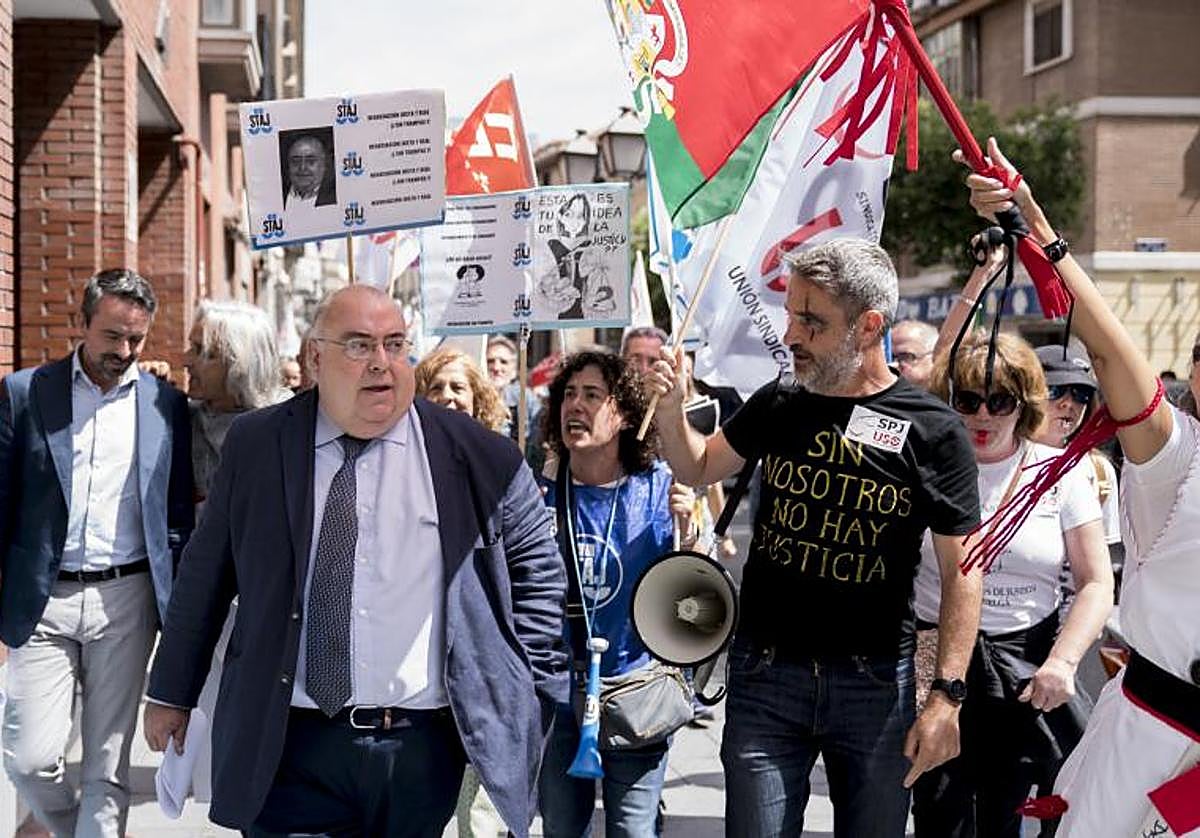 Funcionarios de Justicia durante un escrache al secretario de Estado de Justicia, Tontxu Rodríguez
