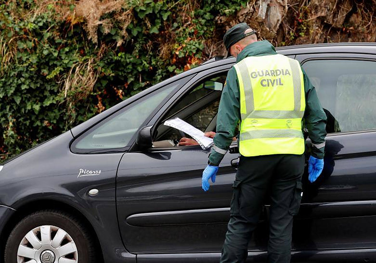 Un control de la Guardia Civil de Tráfico en Galicia, en una imagen de archivo