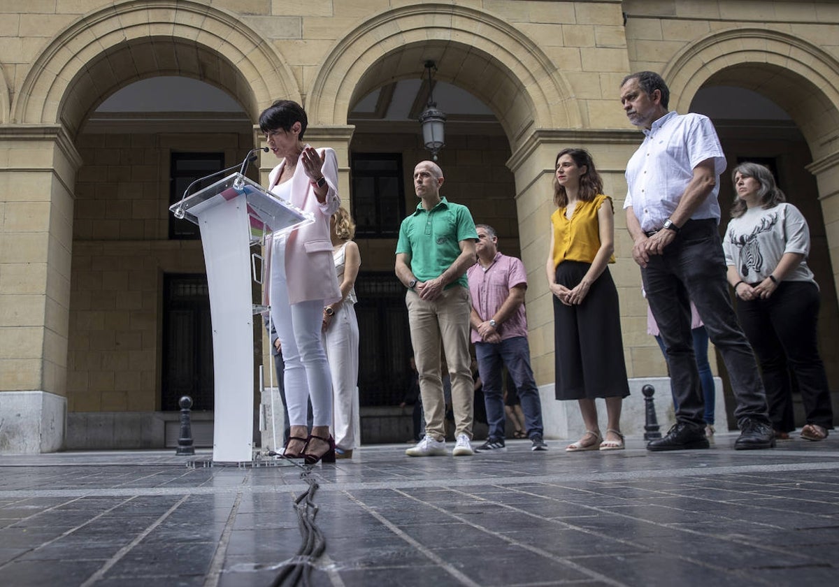 Maddalen Iriarte ha comparecido frente al Palacio Foral de San Sebastián