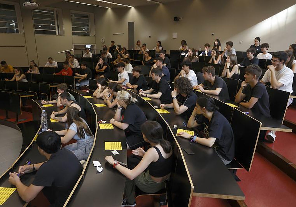 Un grupo de estudiantes examinándose hoy en la Universidad Pompeu Fabra de Barcelona