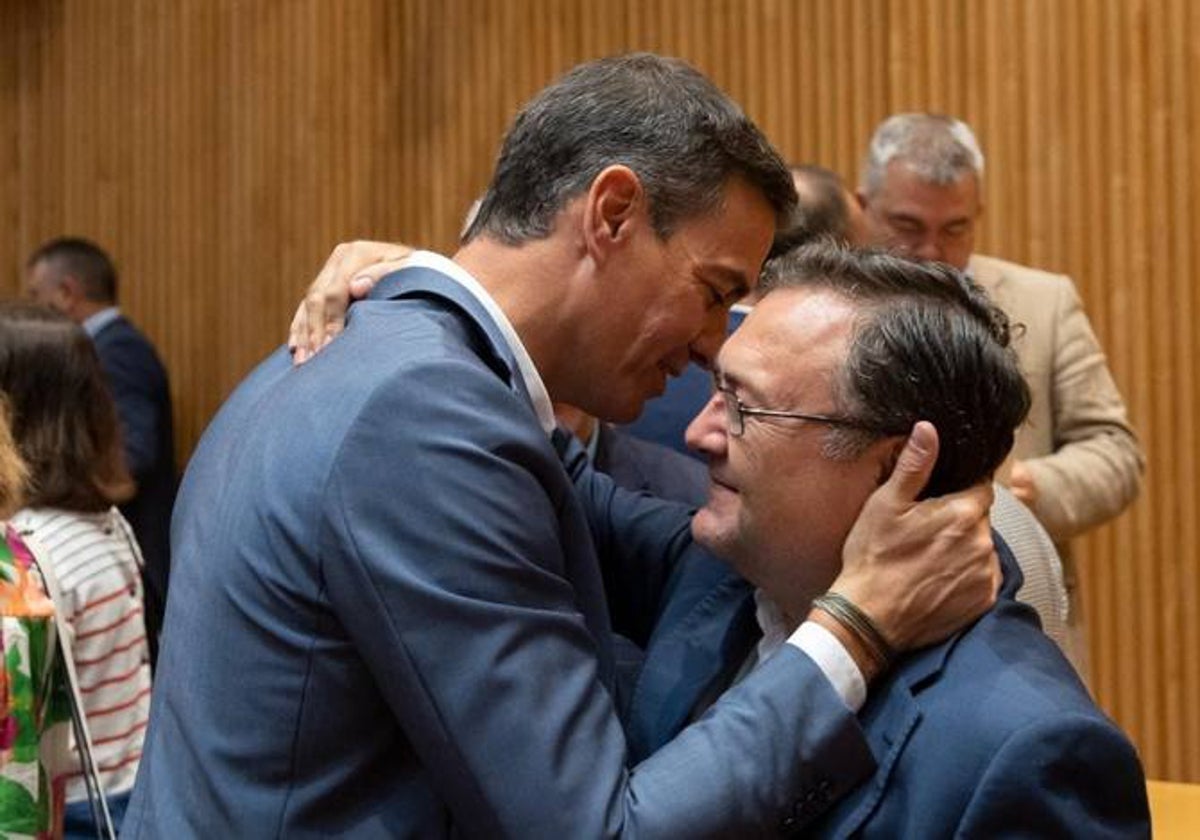 Pedro Sánchez se abraza con Miguel Ángel Heredia