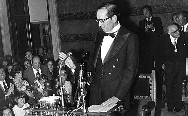 Miguel Delives, durante su intervención en el acto de recepción de la Real Academia Española, en 1975