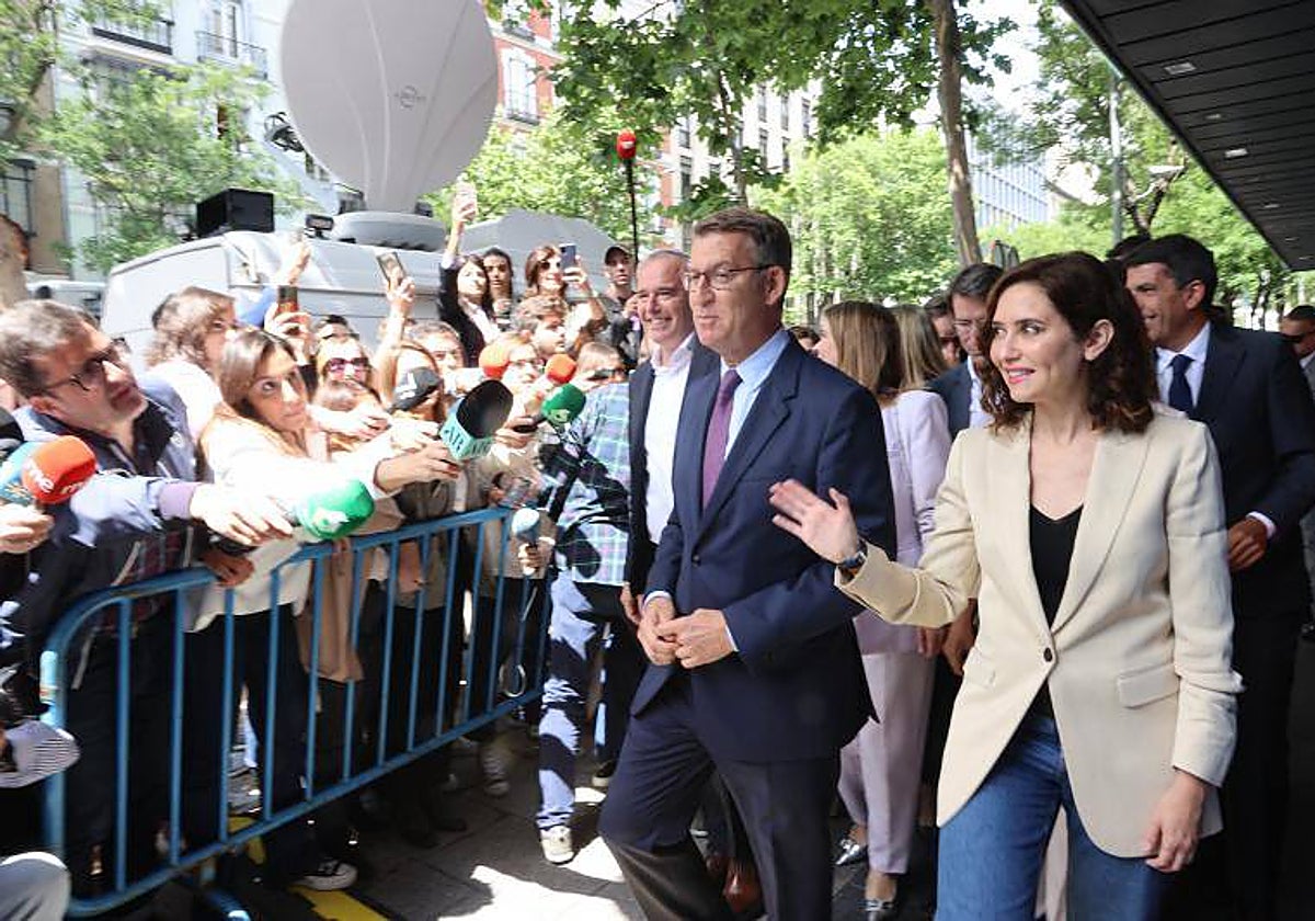Alberto Núñez Feijóo, junto a Isabel Díaz Ayuso y el resto de barones del PP detrás, después de la victoria electoral del 28 de mayo