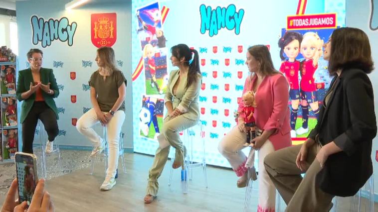 Famosa presenta la primera Nancy de la Selección Española de Fútbol