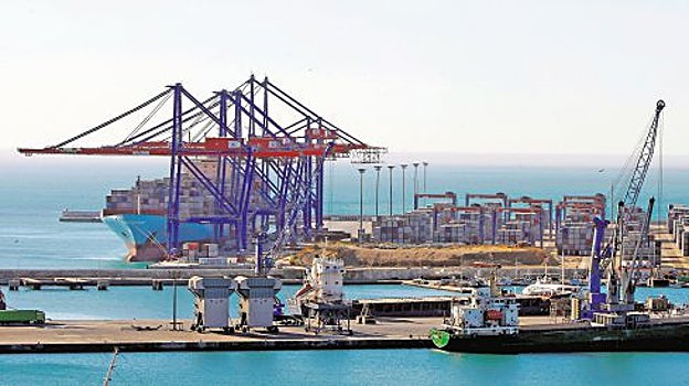 Grúas de carga en el Puerto de Málaga
