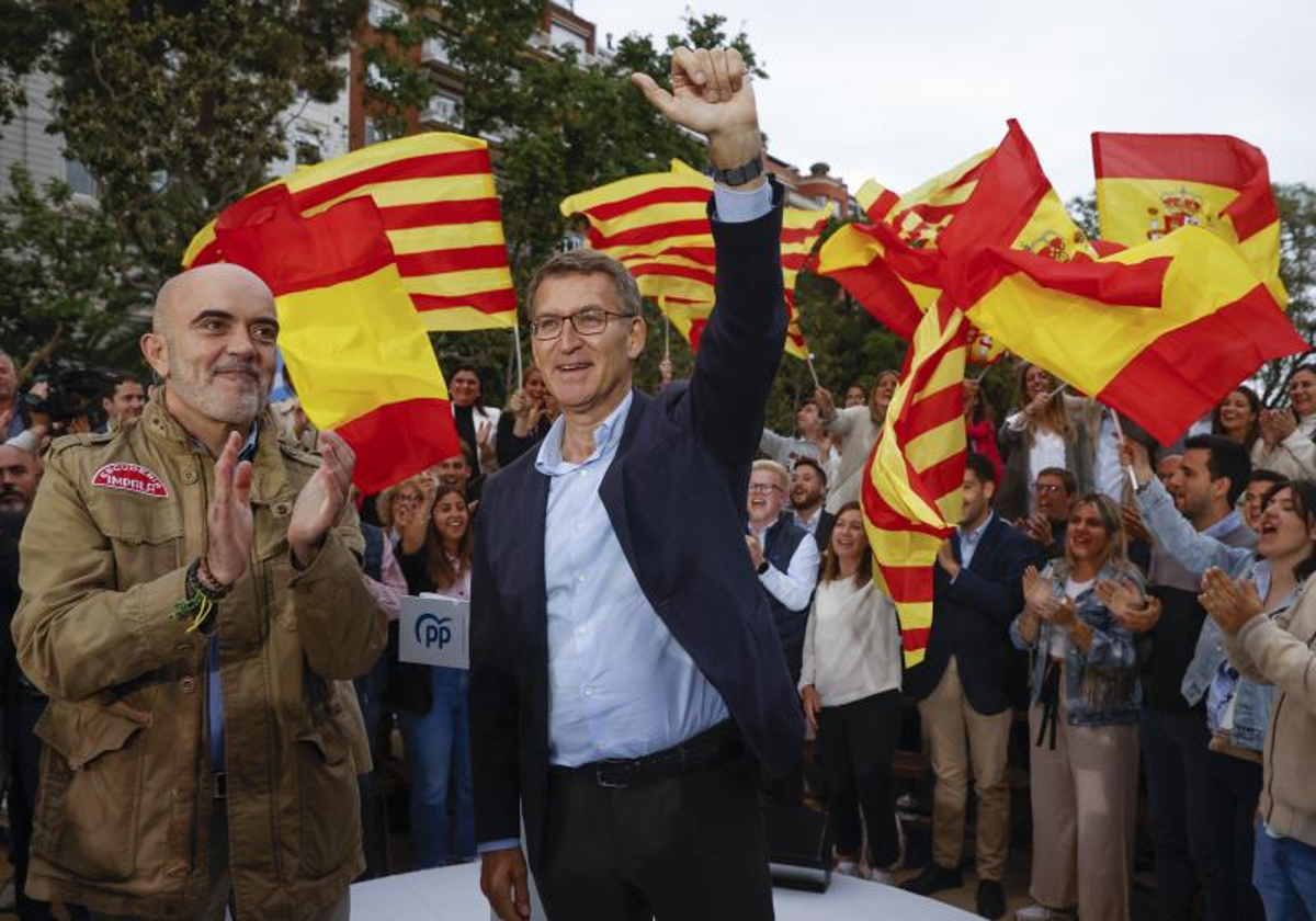 Daniel Sirera y Alberto Núñez Feijóo, en un mitin electoral en Barcelona el 18 de mayo