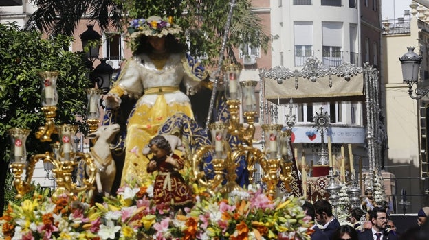 La Divina Pastora de Capuchinos, ante el paso con el Santísimo, en la procesión del Corpus del Císter de 2016