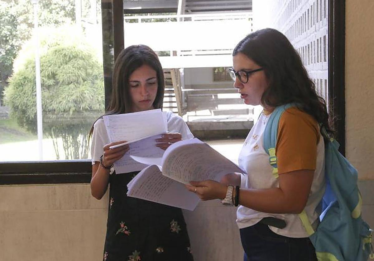 Estudiantes repasando para los exámenes de Selectividad en Sevilla