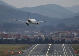 Un avión toma tierra en el aeropuerto de Bilbao en una imagen de archivo