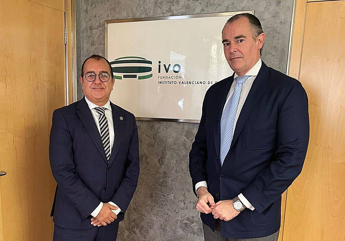 Imagen de Carlos Fornes y Manuel Llombart frente a un cartel de la Fundación IVO