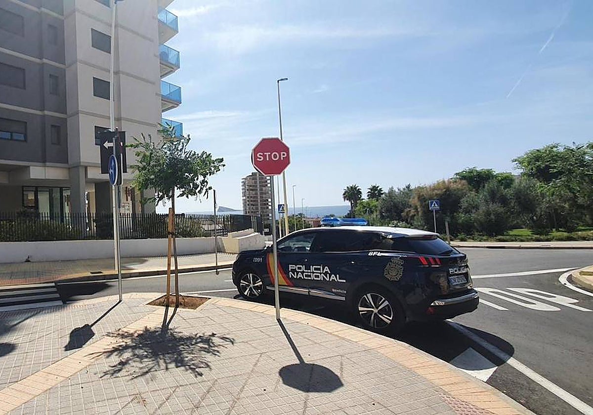 Imagen de un coche patrulla de la Policía Nacional en Benidorm