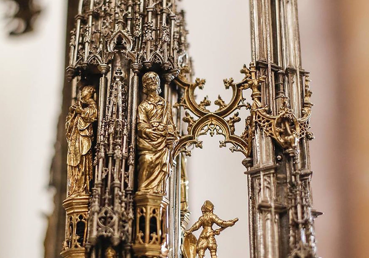 Detalle de las figuras y construcciones arquitectónicas que integra la Custodia de Arfe