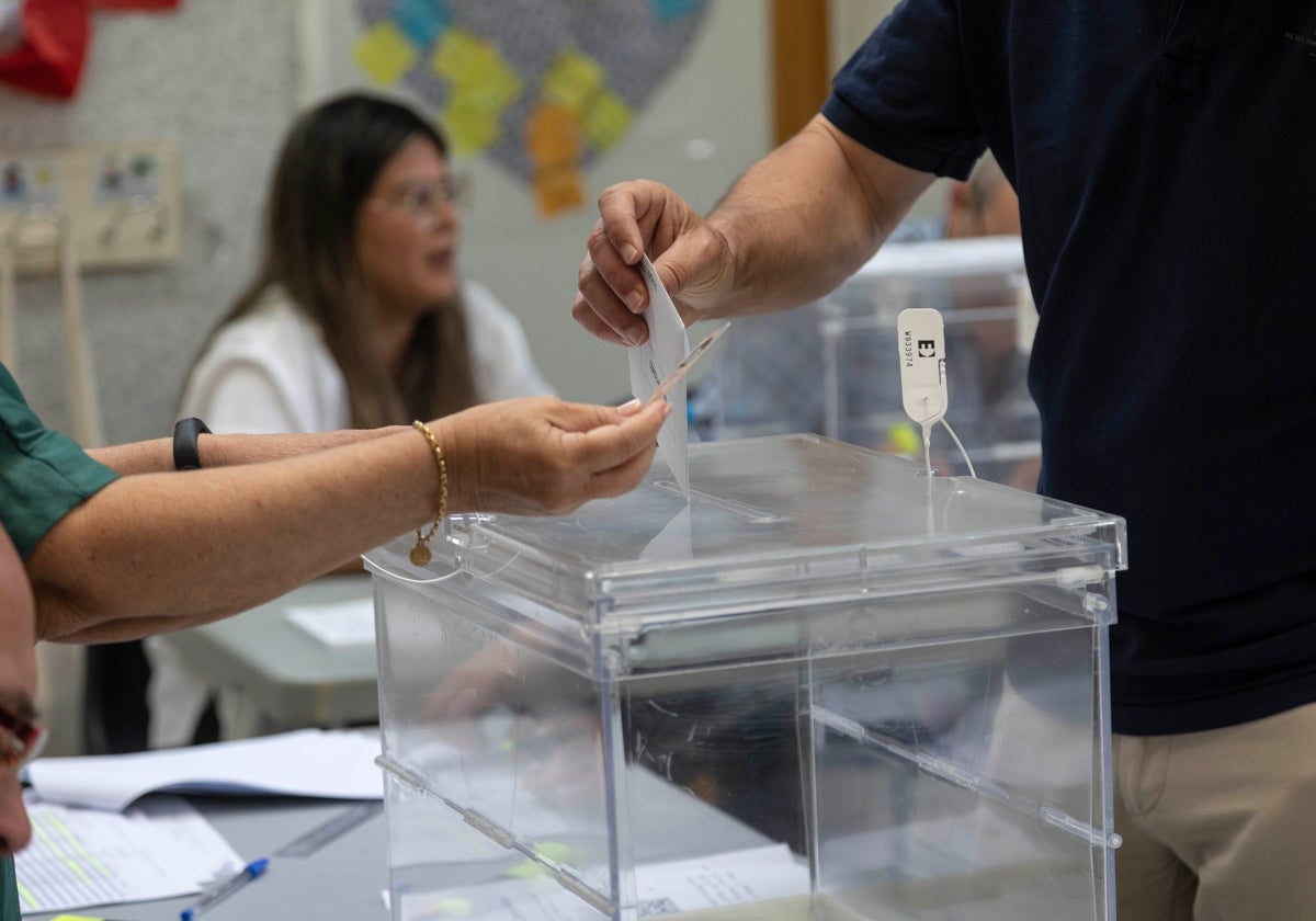 Ambiente en una mesa electoral en un colegio de Sevilla en los pasados comicios