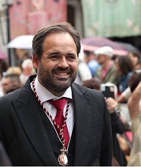 Imagen secundaria 2 - En la imagen superior, Milagros Toledo (Alcaldesa de Toledo) desfila en el Corpus, imagen de la izquierda, el candidato a alcalde de Toledo, Carlos Velézquez. A la derecha, el presidente del PP, Francisco Núñez