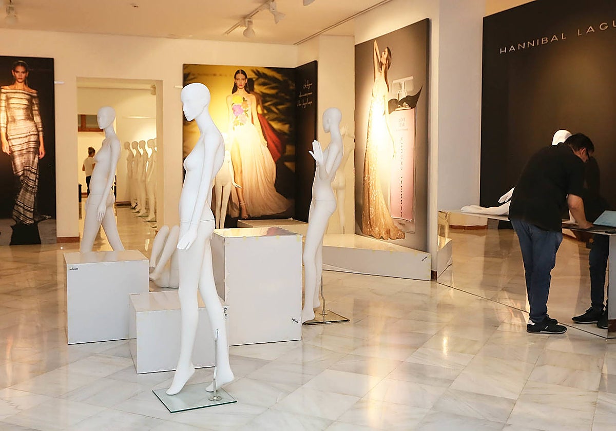 Imagen de los preparativos de la exposición de Hannibal Laguna en el Palacio Provincial