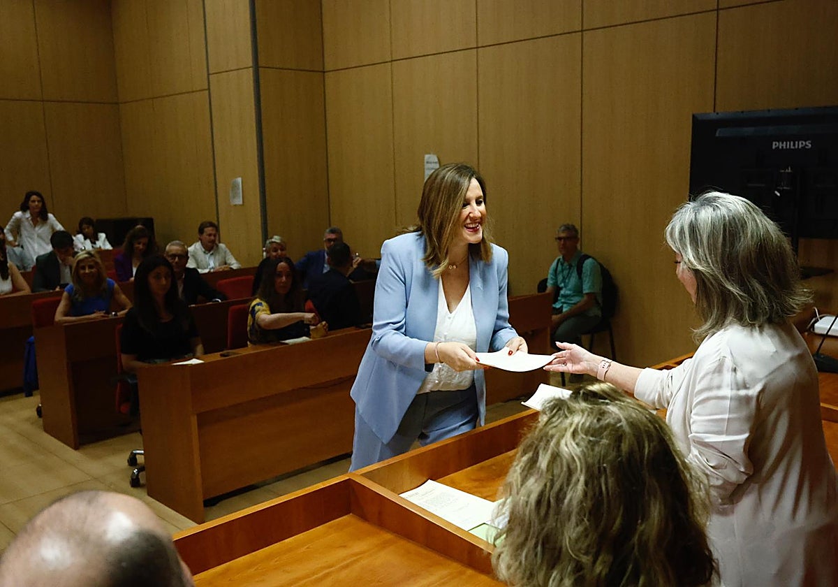 Imagen de la próxima alcaldesa de Valencia, María José Catalá, recoge su acta de concejal