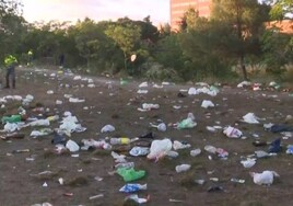 Un macro botellón por el fin de la EvAU deja toneladas de basura en Ciudad Universitaria