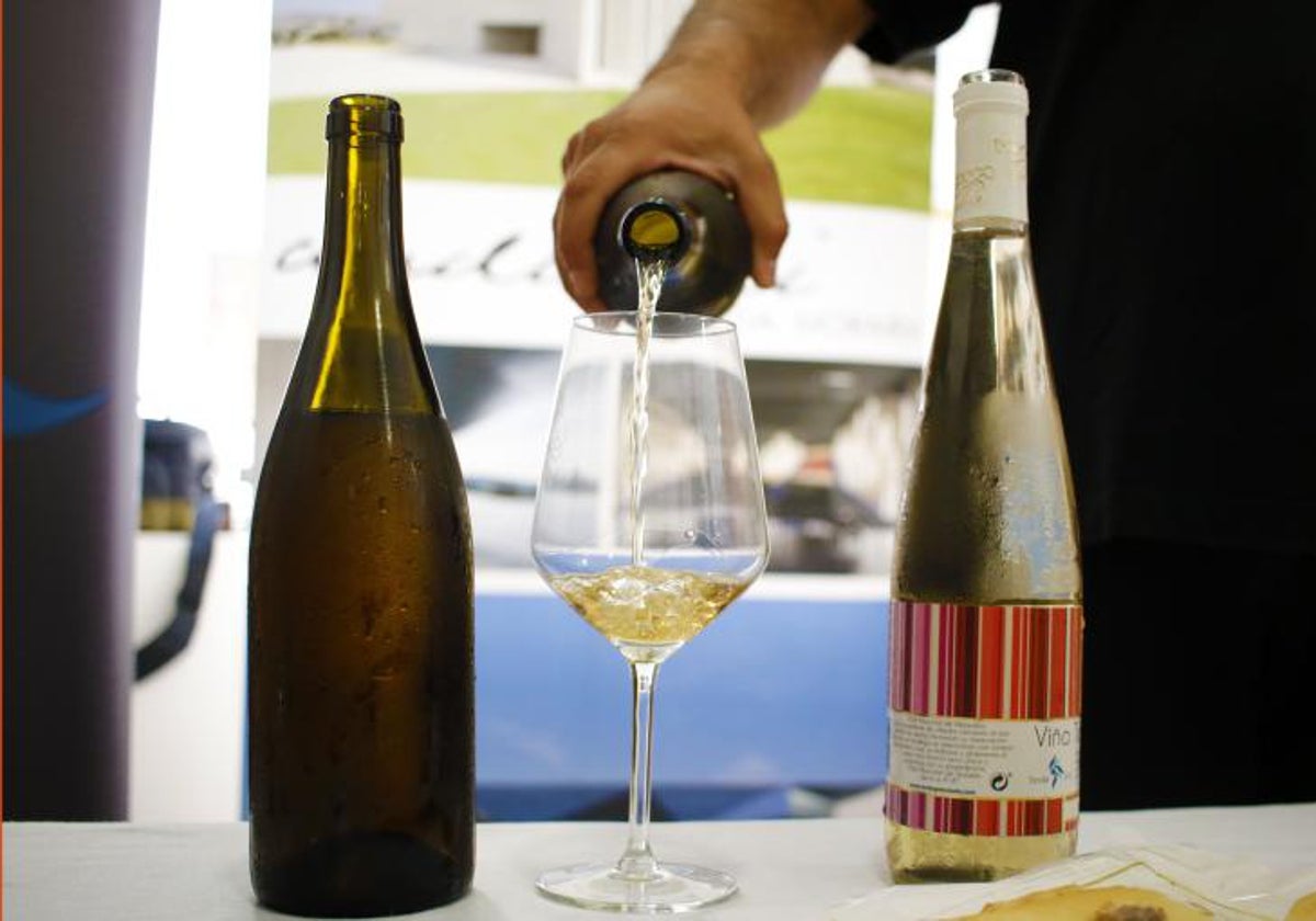 Imagen de archivo de un camarero sirviendo vino en una copa