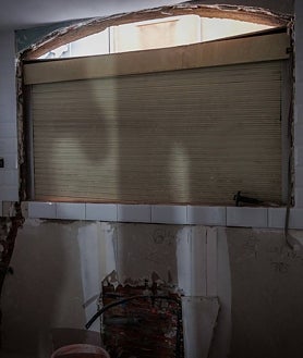 Imagen secundaria 2 - Fernando, uno de los afectados, en la casa de la que se tiene que mudar; junto a imágenes de la vivienda de Andrijana, que ya ha contratado a una nueva empresa de reformas