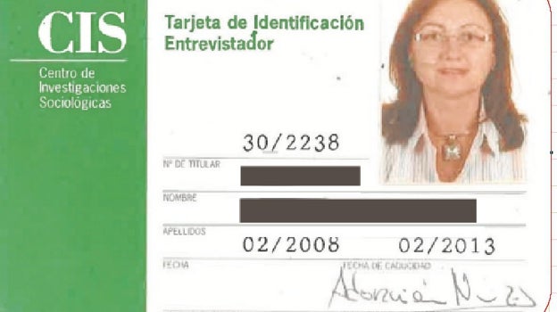Remedios (arriba, su carné) trabajó varias décadas en este organismo público y recuerda que hubo un tiempo en que «lo clavábamos»