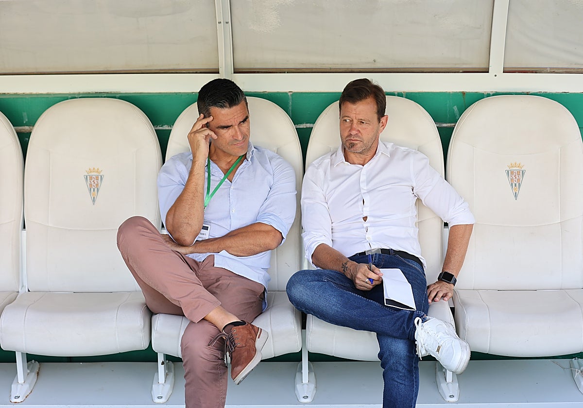 Juan Gutiérrez 'Juanito' y Manuel Mosquera en el banquillo de El Arcángel